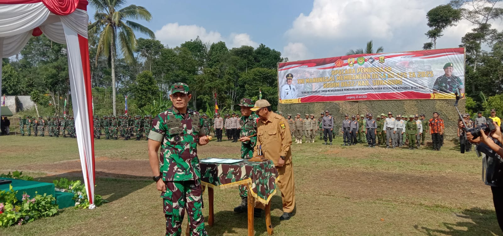 FOTO : NANDI/ RADARSUKABUMI Bupati Sukabumi Asep Japar dan Danrem 061/ Suryakencana Brigjen TNI Faisol Izuddin Karimi membuka program TMMD ke 125 tahun 2025
