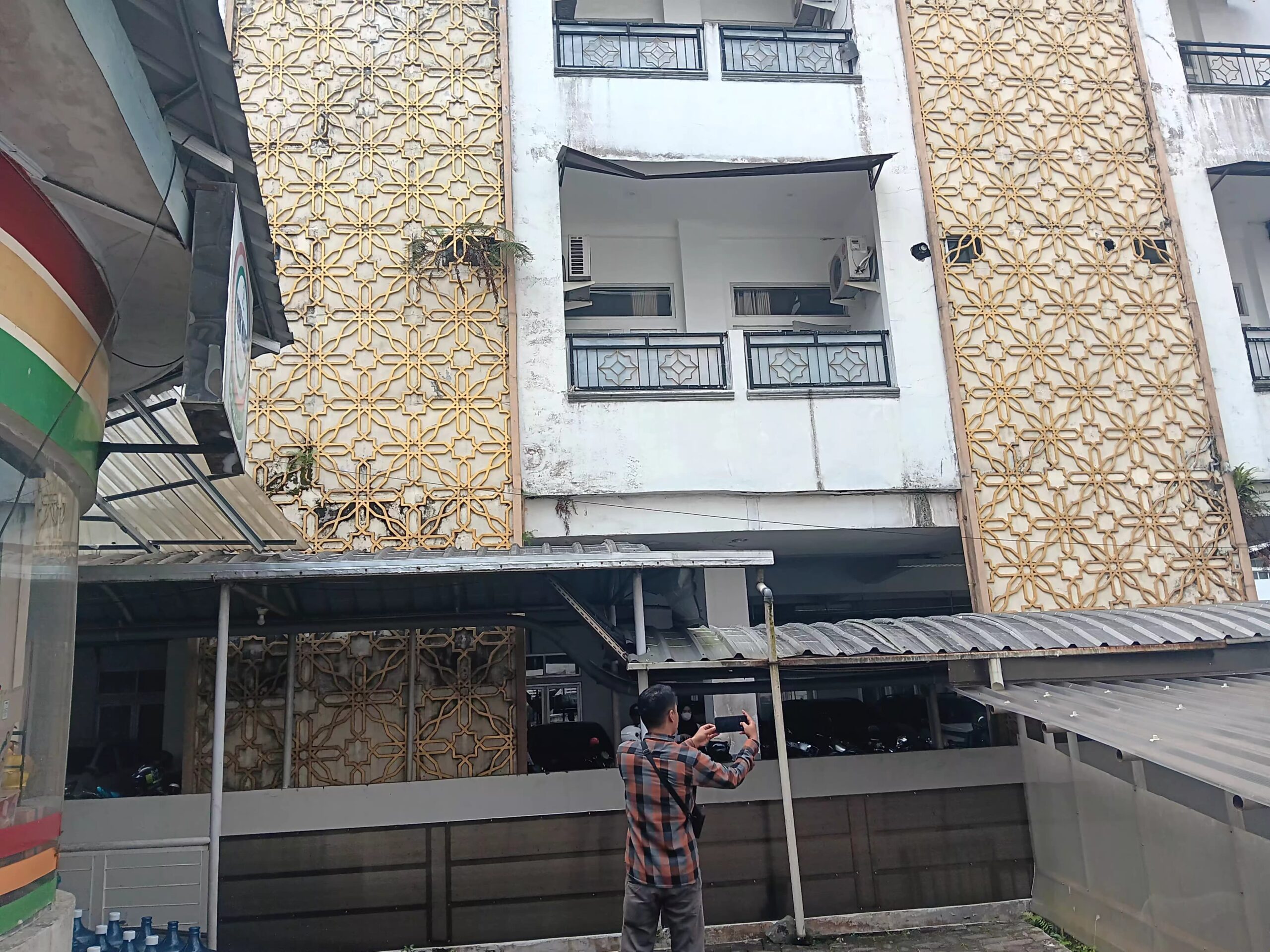 Seorang pria lanjut usia berinisial A (70) nekad melompat dari lantai tiga Gedung Anyelir RSUD R Syamsudin SH, Kota Sukabumi, Rabu (23/7).