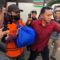 DIGIRING : Petugas Kejaksaan Negeri Kabupaten Sukabumi, saat menggiring DN (60) vendor DLH Kabupaten Sukabumi, terkait kasus penyelewengan dana pemeliharaan dan perbaikan kendaraan operasional angkutan sampah untuk dijebloskan ke Lapas Kelas IIB Warungkiara Kabupaten Sukabumi pada Rabu (23/7).(FOTO : DENDI/RADAR SUKABUMI)