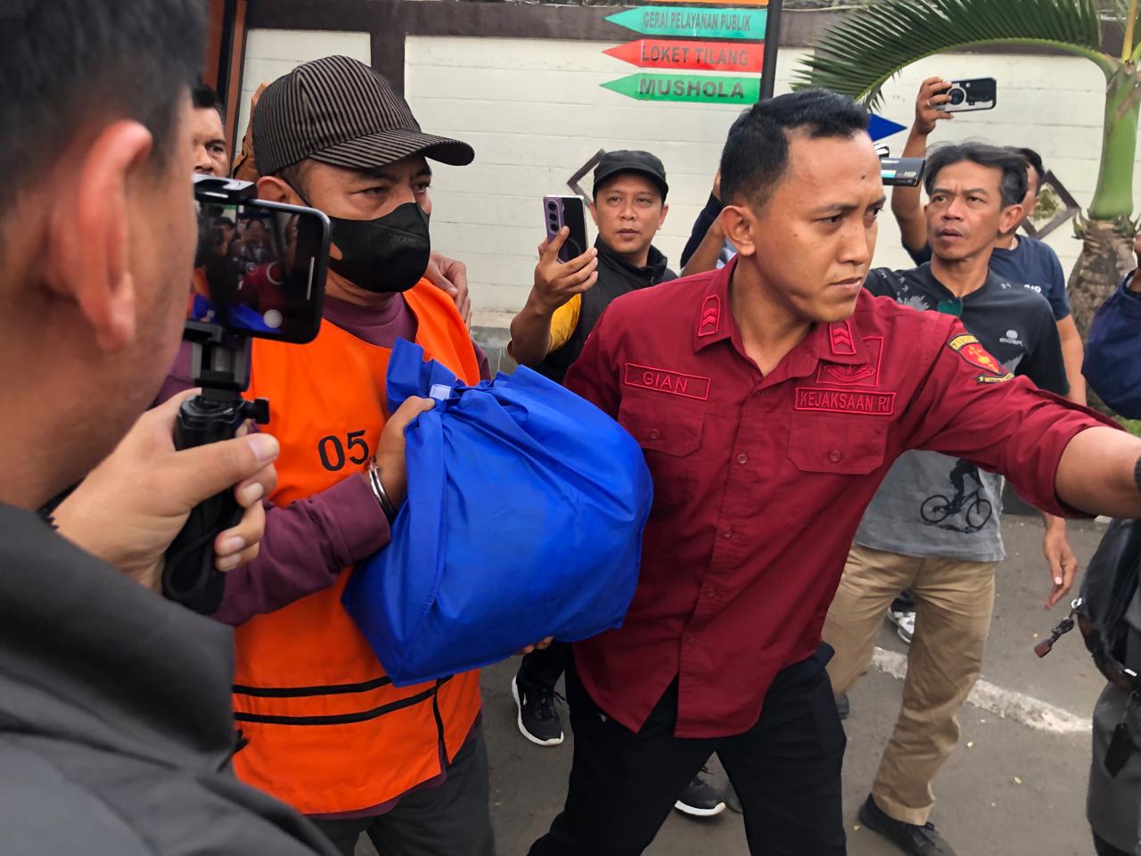 DIGIRING : Petugas Kejaksaan Negeri Kabupaten Sukabumi, saat menggiring DN (60) vendor DLH Kabupaten Sukabumi, terkait kasus penyelewengan dana pemeliharaan dan perbaikan kendaraan operasional angkutan sampah untuk dijebloskan ke Lapas Kelas IIB Warungkiara Kabupaten Sukabumi pada Rabu (23/7).(FOTO : DENDI/RADAR SUKABUMI)