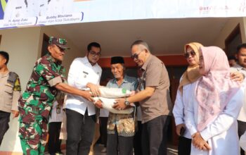 PENYALURAN: Wakil Wali Kota Sukabumi, Bobby Maulana saat penyaluran bantuan Cadangan Pangan Pemerintah (CPP) di Kantor Kelurahan Sukakarya.
