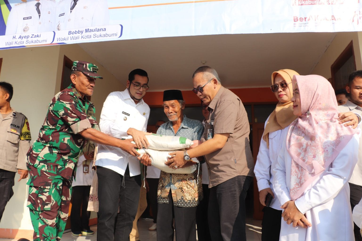 PENYALURAN: Wakil Wali Kota Sukabumi, Bobby Maulana saat penyaluran bantuan Cadangan Pangan Pemerintah (CPP) di Kantor Kelurahan Sukakarya.