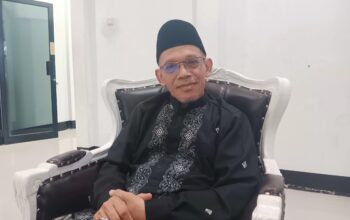 FT: BAMBANG/RADARSUKABUMI DIWAWANCARA: Ketua MUI Kota Sukabumi KH Ahmad Nawawi Sadeli saat diwawancara Radar Sukabumi, Rabu (23/7).