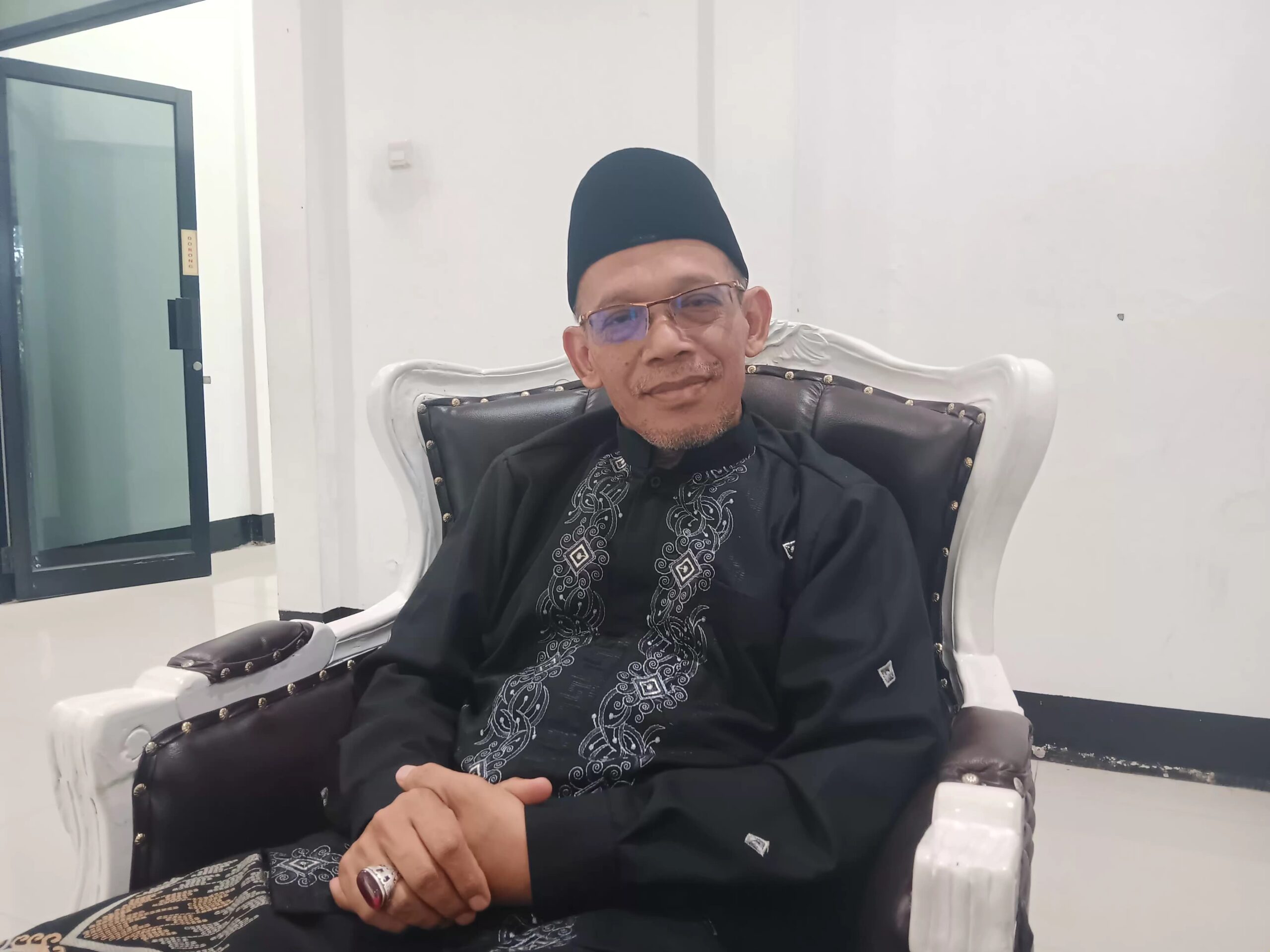 FT: BAMBANG/RADARSUKABUMI DIWAWANCARA: Ketua MUI Kota Sukabumi KH Ahmad Nawawi Sadeli saat diwawancara Radar Sukabumi, Rabu (23/7).