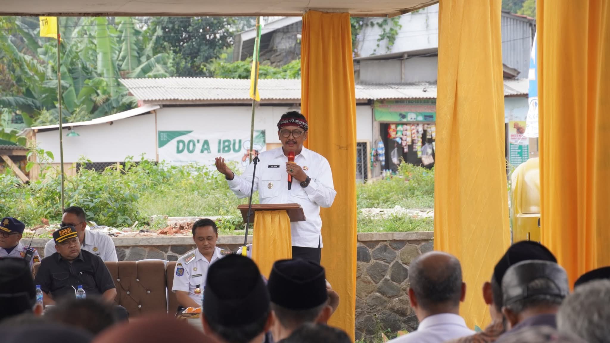 FOTO : NANDI/ RADARSUKABUMI Bupati Sukabumi Asep Japar saat pembukaan Alun-Alun Jampangtengah.