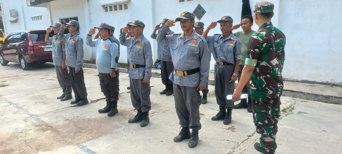 DIBINA : Salah satu anggota Babinsa dari Koramil 0708/Cikembar, saat membina anggota Linmas di Lapang Desa Bojong, Kecamatan Cikembar.