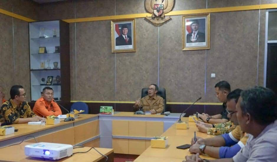 RAKOR: Sekda Kabupaten Sukabumi, Ade Suryaman, saat memimpin rapat koordinasi persiapan menjelang peresmian TPST berteknologi RDF yang berlokasi di TPA Cimenteng, Desa Sukamulya, Kecamatan Cikembar.