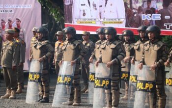 FOTO : NANDI/ RADARSUKABUMI Suasana upacara peringatan Hari Jadi ke-75 Satuan Polisi Pamong Praja (Satpol PP) dan Hari Jadi ke-63 Satuan Perlindungan Masyarakat (Satlinmas) Kabupaten Sukabumi.
