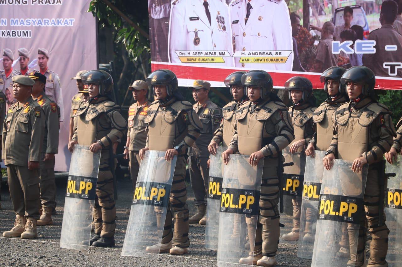 FOTO : NANDI/ RADARSUKABUMI Suasana upacara peringatan Hari Jadi ke-75 Satuan Polisi Pamong Praja (Satpol PP) dan Hari Jadi ke-63 Satuan Perlindungan Masyarakat (Satlinmas) Kabupaten Sukabumi.
