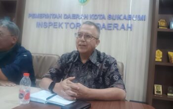 FT: BAMBANG/RADARSUKABUMI DIWAWANCARA: Kepala Inspektorat Kota Sukabumi, Yudi Yustiawan saat diwawancara Radar Sukabumi di ruang kerjannya, Kamis (24/7).