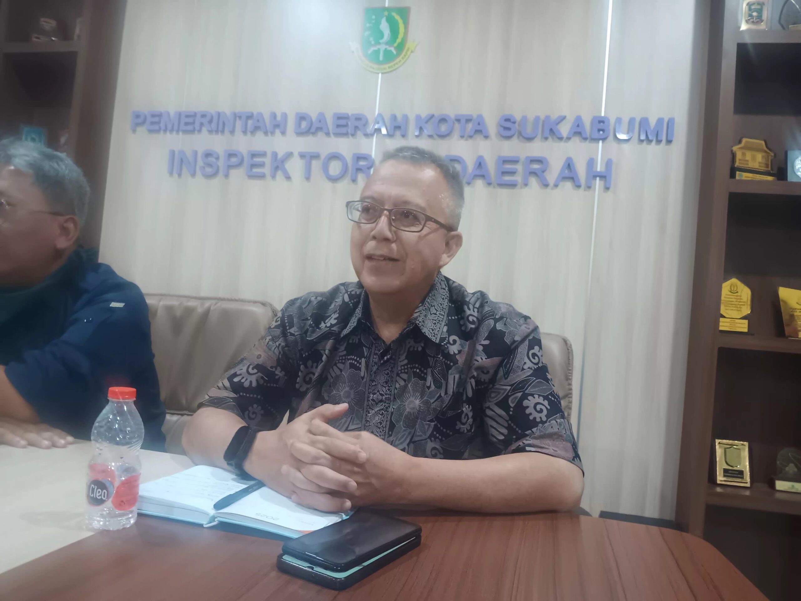 FT: BAMBANG/RADARSUKABUMI DIWAWANCARA: Kepala Inspektorat Kota Sukabumi, Yudi Yustiawan saat diwawancara Radar Sukabumi di ruang kerjannya, Kamis (24/7).