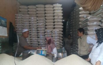 PENINJAUAN: Kepala Seksi Perdagangan Dalam Negeri Diskumindag Kota Sukabumi, M Rifki saat melakukan peninjauan di lapak sejumlah pedagang beras, Kamis (24/7).