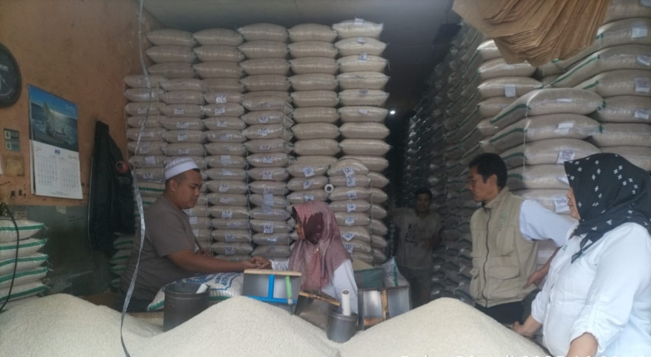 PENINJAUAN: Kepala Seksi Perdagangan Dalam Negeri Diskumindag Kota Sukabumi, M Rifki saat melakukan peninjauan di lapak sejumlah pedagang beras, Kamis (24/7).