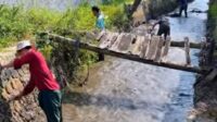 PUPR Kota Sukabumi Bersihkan Saluran Irigasi Cipelang Leutik