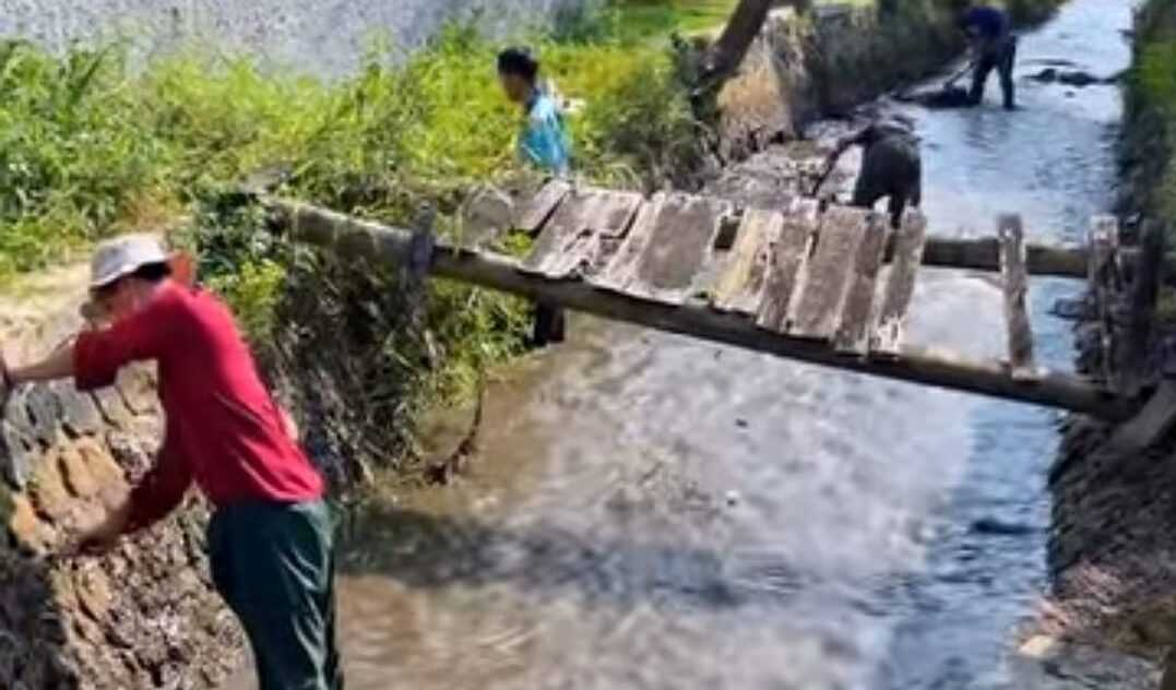 MEMBERSIHKAN SALURAN: PUPR Kota Sukabumi melakukan pembersihan di titik Sadap Pembagi ke-4 Saluran Irigasi Cipelang Leutik 5, yang berada di Kampung Sawahbera, Kelurahan Dayeuhluhur, Kecamatan Warudoyong.
