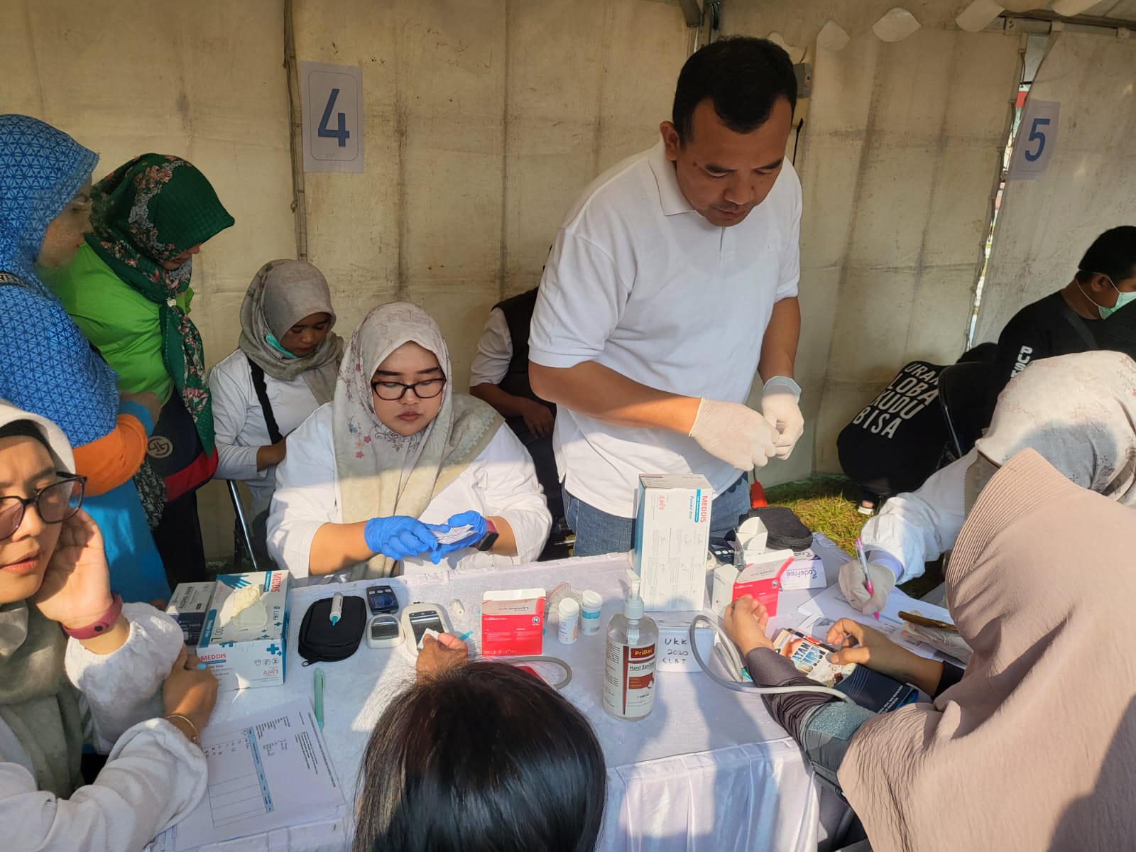 FT: BAMBANG/RADARSUKABUMI PELAYANAN: Sejumlah warga saat mendapatkan pelayanan kesehatan dari Dinkes Kota Sukabumi di Lapang Merdeka, Jumat (25/7).