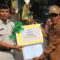 PRESTASI : Sekretaris Kecamatan Gegerbitung, Samsul Arifin saat mendapatkan penghargaan dari Sekda Kabupaten Sukabumi, Ade Suryaman di Markas Komando Satpol PP Kabupaten Sukabumi, di ruas Jalan Jaksa Agung R. Soeprapto, Palabuhanratu pada Kamis (24/7).