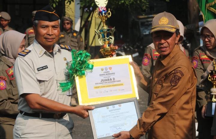 PRESTASI : Sekretaris Kecamatan Gegerbitung, Samsul Arifin saat mendapatkan penghargaan dari Sekda Kabupaten Sukabumi, Ade Suryaman di Markas Komando Satpol PP Kabupaten Sukabumi, di ruas Jalan Jaksa Agung R. Soeprapto, Palabuhanratu pada Kamis (24/7).
