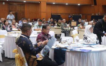 MENYIMAK : Wakil Bupati Sukabumi, Andreas, saat mengikuti Koordinasi Program Kerjasama Kemendikdasmen-Apkasi yang digelar di Kantor Kemendikdasmen, Jakarta, Jumat (25/7).