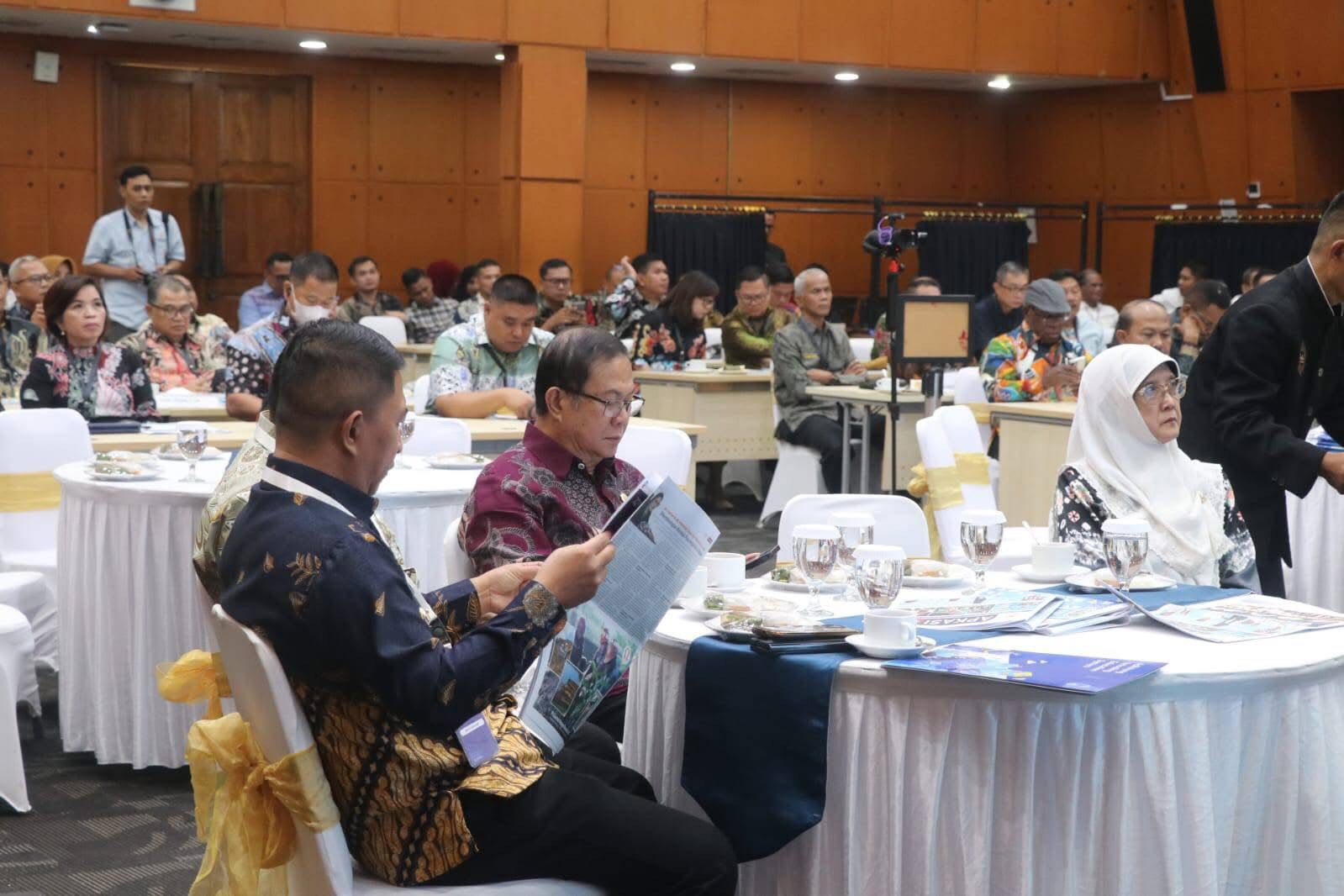 MENYIMAK : Wakil Bupati Sukabumi, Andreas, saat mengikuti Koordinasi Program Kerjasama Kemendikdasmen-Apkasi yang digelar di Kantor Kemendikdasmen, Jakarta, Jumat (25/7).