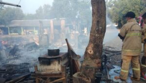 Detik-detik Warung Terbakar di Ciwaru, Kerugian Capai Rp50 Juta