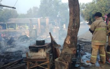 FOTO : NANDI/ RADARSUKABUMI Suasana warung di Palangpang, Desa Ciwaru, Kecamatan Ciemas, Kabupaten Sukabumi terbakar.