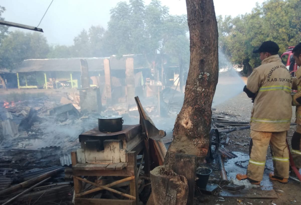 FOTO : NANDI/ RADARSUKABUMI Suasana warung di Palangpang, Desa Ciwaru, Kecamatan Ciemas, Kabupaten Sukabumi terbakar.