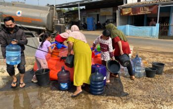 ANTRE : Warga Kampung Legok Picung, Desa Karangtengah, Kecamatan Cibadak, saat antre mendapatkan air bersih dari BPBD Kabupaten Sukabumi pada Jumat (25/7).