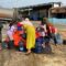 ANTRE : Warga Kampung Legok Picung, Desa Karangtengah, Kecamatan Cibadak, saat antre mendapatkan air bersih dari BPBD Kabupaten Sukabumi pada Jumat (25/7).