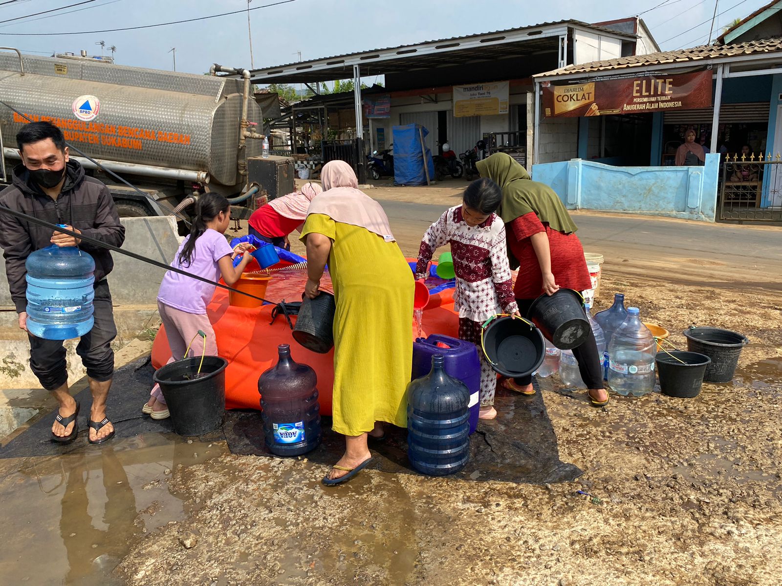 ANTRE : Warga Kampung Legok Picung, Desa Karangtengah, Kecamatan Cibadak, saat antre mendapatkan air bersih dari BPBD Kabupaten Sukabumi pada Jumat (25/7).