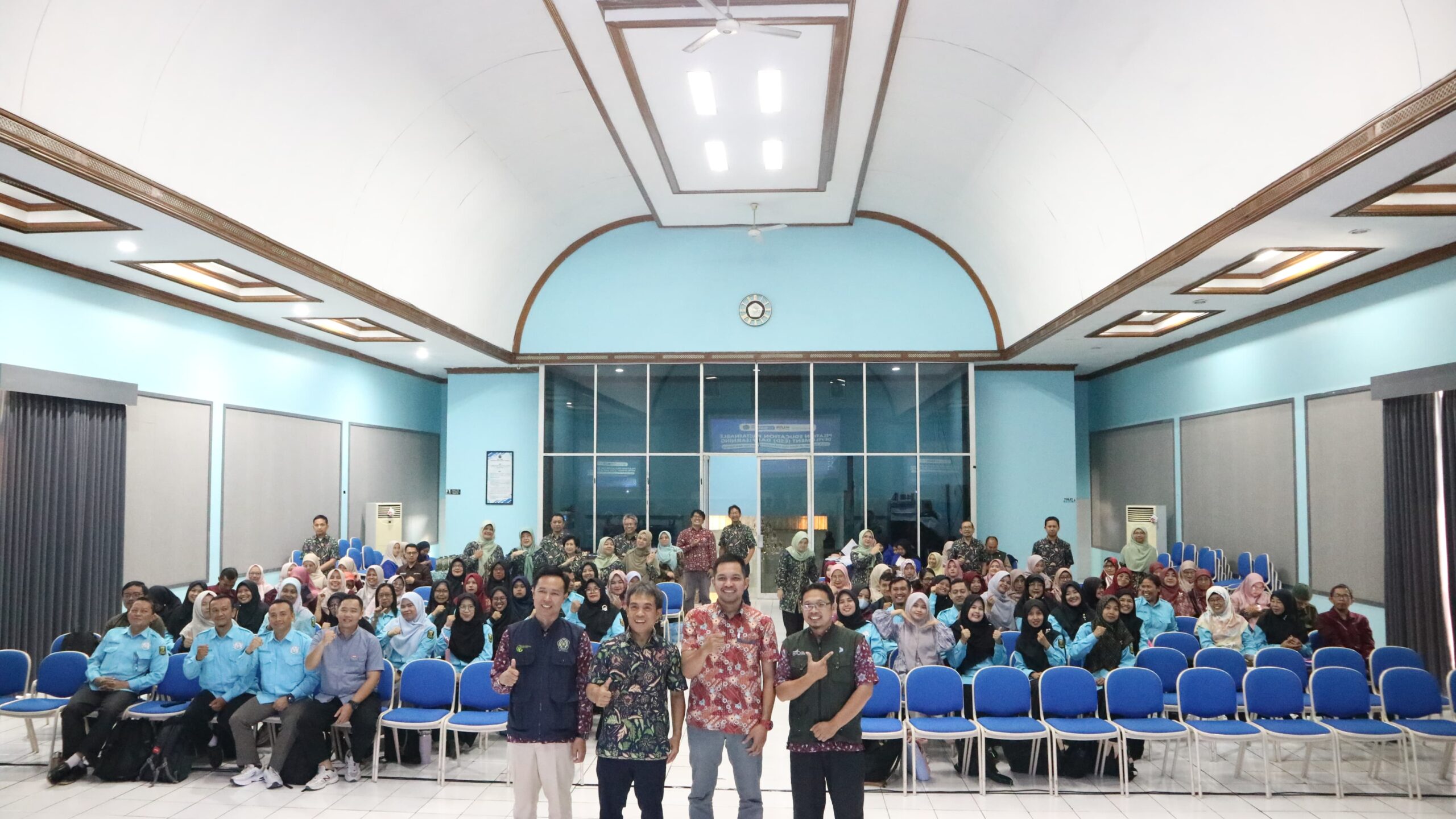 Dua institusi pendidikan tinggi, Program Studi Pendidikan IPA Universitas Pendidikan Indonesia (UPI) dan Program Studi Pendidikan Biologi Universitas Muhammadiyah Sukabumi (UMMI), sukses menyelenggarakan workshop “Pelatihan Education for Sustainable Development (ESD) dan Deep Learning” bagi guru IPA jenjang SMP se-Kota dan Kabupaten Sukabumi.