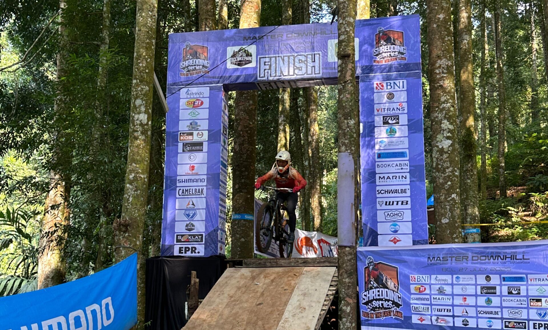 Kompetisi sepeda gunung ekstrem Shredding Together Series 2 resmi digelar di BCL Park Sukabumi, Jawa Barat. Didukung penuh oleh PT Bank Negara Indonesia (Persero) Tbk atau BNI, ajang ini menjadi momentum penting dalam membangkitkan ekosistem olahraga downhill MTB nasional, sekaligus membuka rangkaian MASTER DOWNHILL 2025.