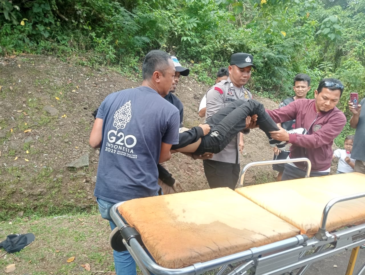 Kecelakaan maut terjadi di jalur wisata Geopark Ciletuh, Kabupaten Sukabumi, tepatnya di Puncak Darma, Desa Ciemas. Sebuah sepeda motor dilaporkan terjun ke jurang sedalam 15 meter