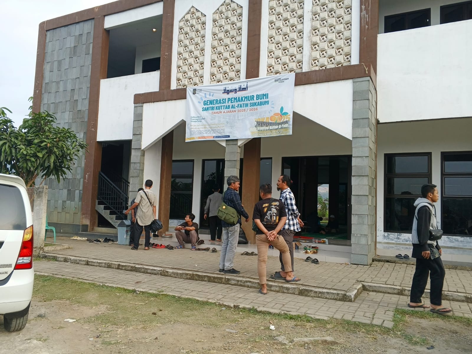 BERTAKZIAH : Salah satu keluarga duka, saat berdoa di makam almarhum, Yuswandi (46), warga Kampung Kebon Pala, RT 01/RW 07, Desa/Kecamatan Cibadak, Kabupaten Sukabumi yang meninggal dunia saat melakukan pendakian di Gunung Slamet, Jawa Tengah.