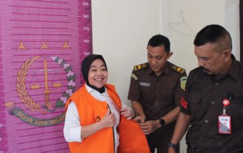 Kepala Desa Cikujang, Heni Mulyani (53), resmi ditahan dan dilimpahkan ke Lapas Perempuan Sukamiskin, Bandung, Senin (28/7/2025), dalam kasus dugaan korupsi Dana Desa