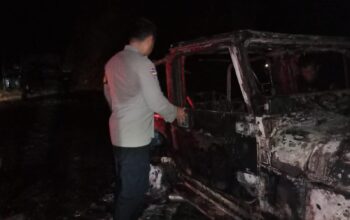 Sebuah mobil Jeep hangus terbakar di Jalan Raya Cimahpar, Desa Sukamukti, Kecamatan Waluran, Kabupaten Sukabumi, Minggu malam (27/7/2025) pukul 23.30 WIB.