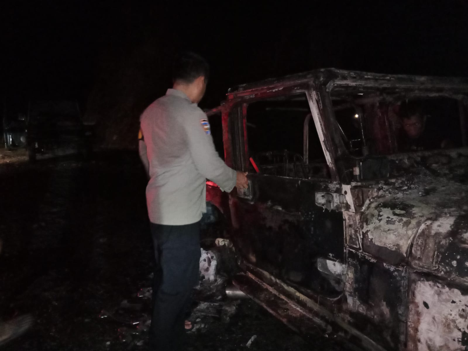 Sebuah mobil Jeep hangus terbakar di Jalan Raya Cimahpar, Desa Sukamukti, Kecamatan Waluran, Kabupaten Sukabumi, Minggu malam (27/7/2025) pukul 23.30 WIB.