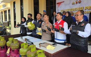 Kapolres Purwakarta, AKBP I Dewa Putu Gede Anom Danujaya, saat gelar konferensi pers, Senin (28/7). (foto: Ist/Radar Sukabumi)