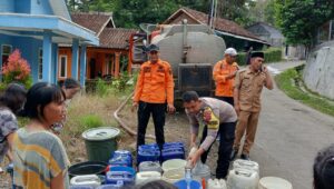 Krisis Air di Sukabumi, BPBD Salurkan Bantuan ke Warga Cikakak