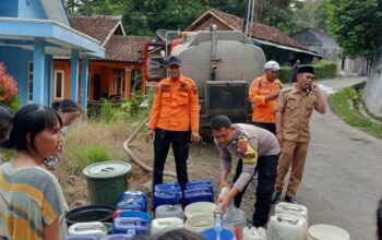 FOTO : NANDI/ RADARSUKABUMI BPBD Kabupaten Sukabumi saat menyalurkan bantuan air di Kampung Cimenteng, Desa Sukamaju