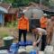 FOTO : NANDI/ RADARSUKABUMI BPBD Kabupaten Sukabumi saat menyalurkan bantuan air di Kampung Cimenteng, Desa Sukamaju