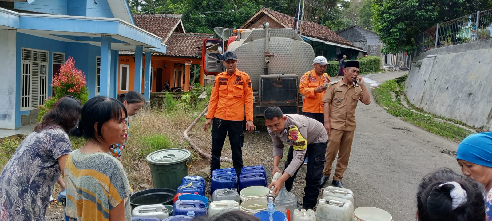 FOTO : NANDI/ RADARSUKABUMI BPBD Kabupaten Sukabumi saat menyalurkan bantuan air di Kampung Cimenteng, Desa Sukamaju