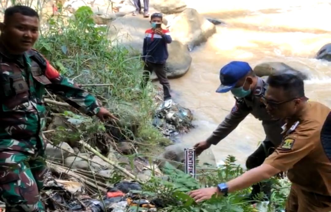 Warga Jalan Sekarwangi, Kecamatan Cibadak, Kabupaten Sukabumi, dikejutkan dengan penemuan jasad manusia dalam kondisi tinggal tulang di kolong jembatan Cimahi,