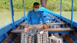 Menembus Deras Sungai Demi Gizi Anak Negeri