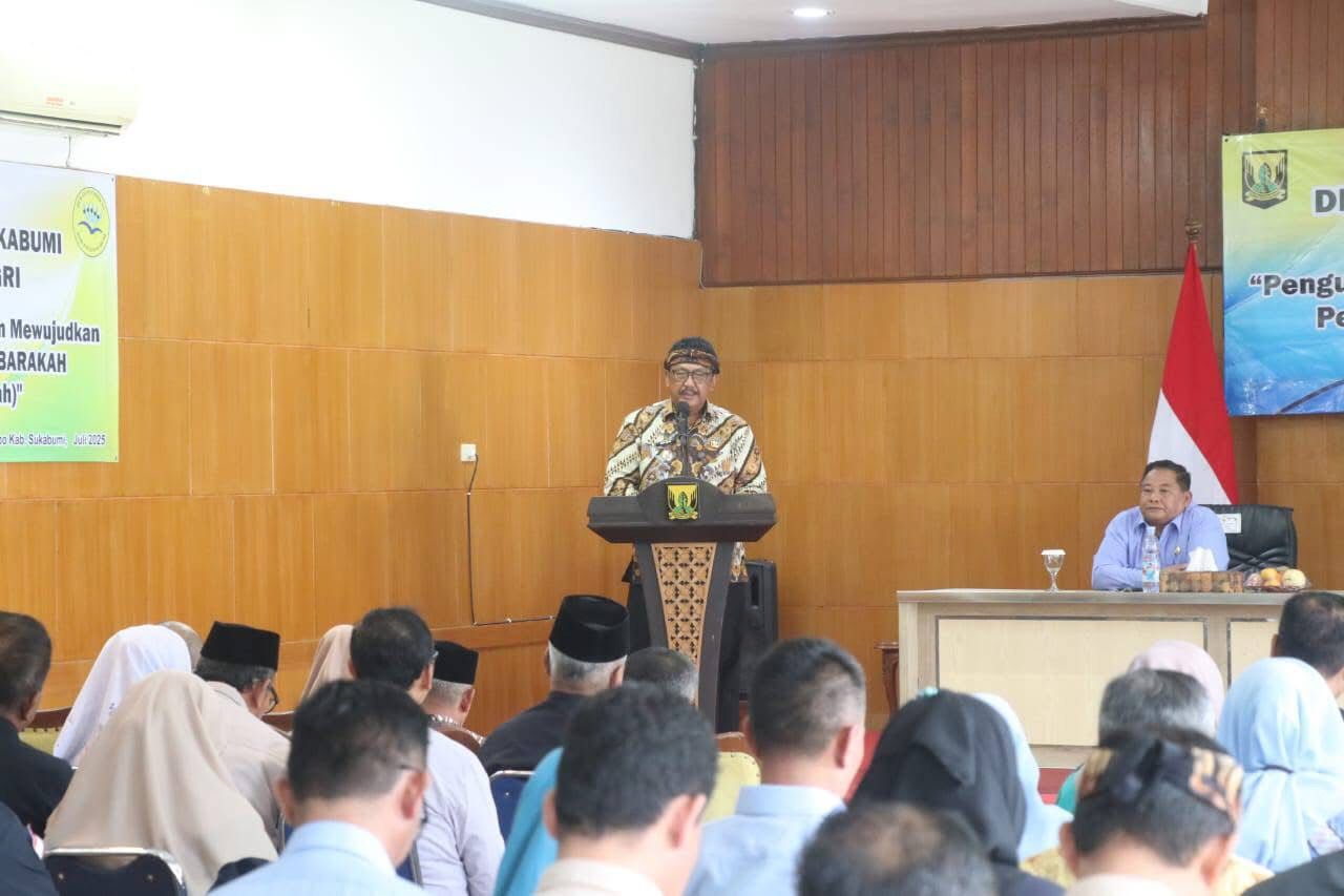 SAMBUTAN : Bupati Sukabumi, Asep Japar saat memberikan sambutan pada Rakor Dewan Pendidikan di Gedung Negara Pendopo Sukabumi, tepatnya di ruas Jalan Raya Ahmad Yani, Kecamatan Warudoyong, Kota Sukabumi pada Selasa (29/7).