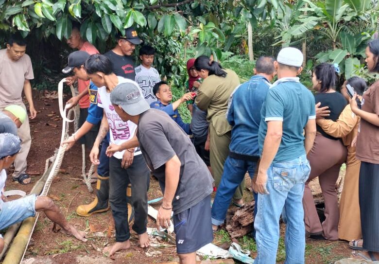 DIEVAKUASI : Warga dan petugas Damkar saat berjibaku mengevakuasi Paska (8) yang terperosok ke dalam sumur di Kampung Cikupa, RT 18/RW 06, Desa/Kecamatan Sagaranten, Kabupaten Sukabumi pada Selasa (29/07) siang.