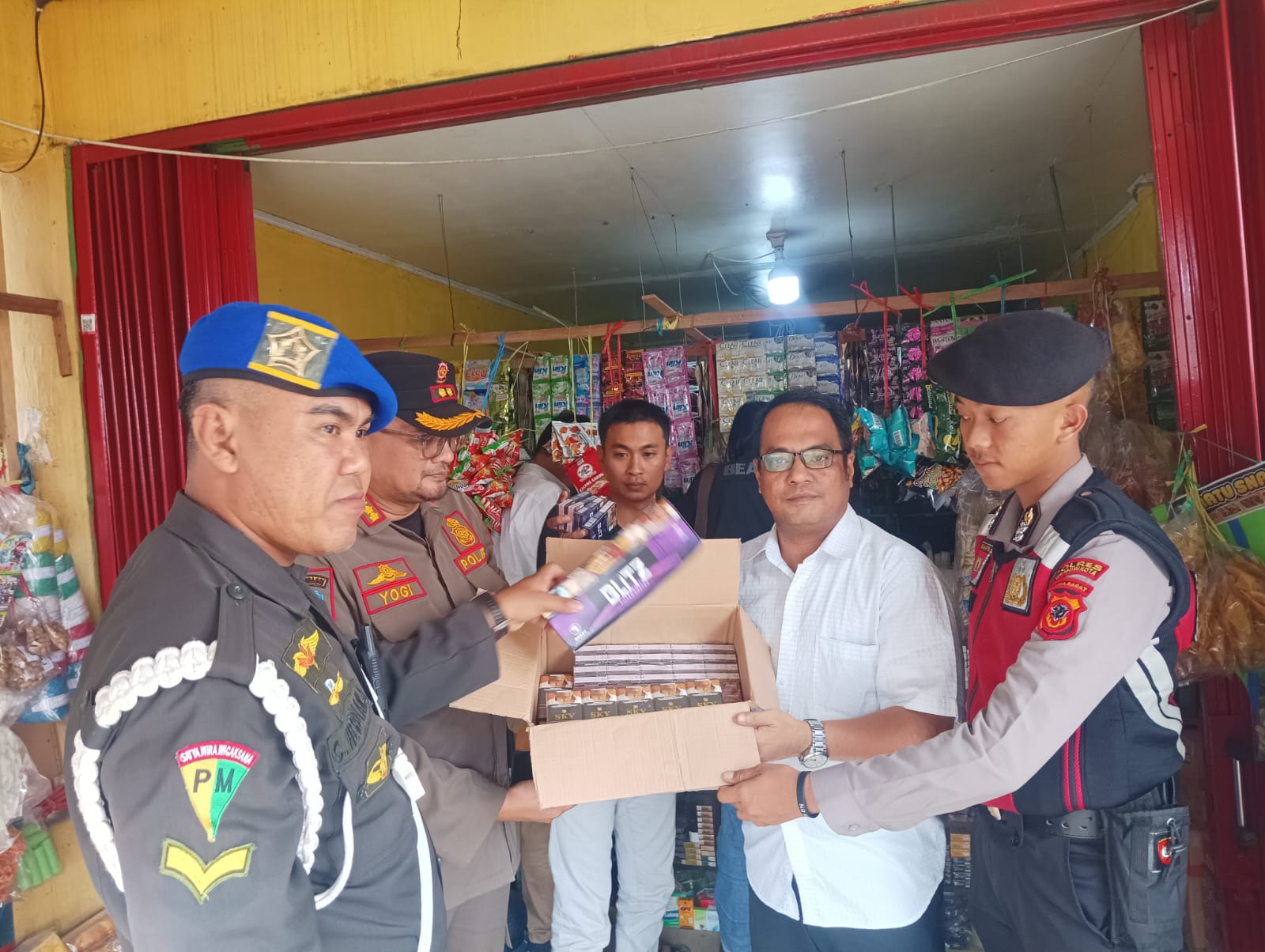 OPERASI: Sejumlah petugas habungan Satpol PP dan Damkar Kota Sukabumi bersama Kantor Pengawasan dan Pelayanan Bea dan Cukai Tipe Madya Pabean A Bogor saat melakukan penindakan rokok ilegas, Selasa (29/7).