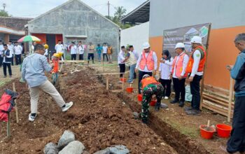 DIBANGUN : Direktur Bina KUA Kemenag RI, Cecep Khairul Anwar, bersama Kepala KUA Kebonpedes, U Fatah Yasin dan jajaranya, saat hendak peletakan batu pertama pembangunan Balai Nikah dan Manasik Haji KUA Kebonpedes.