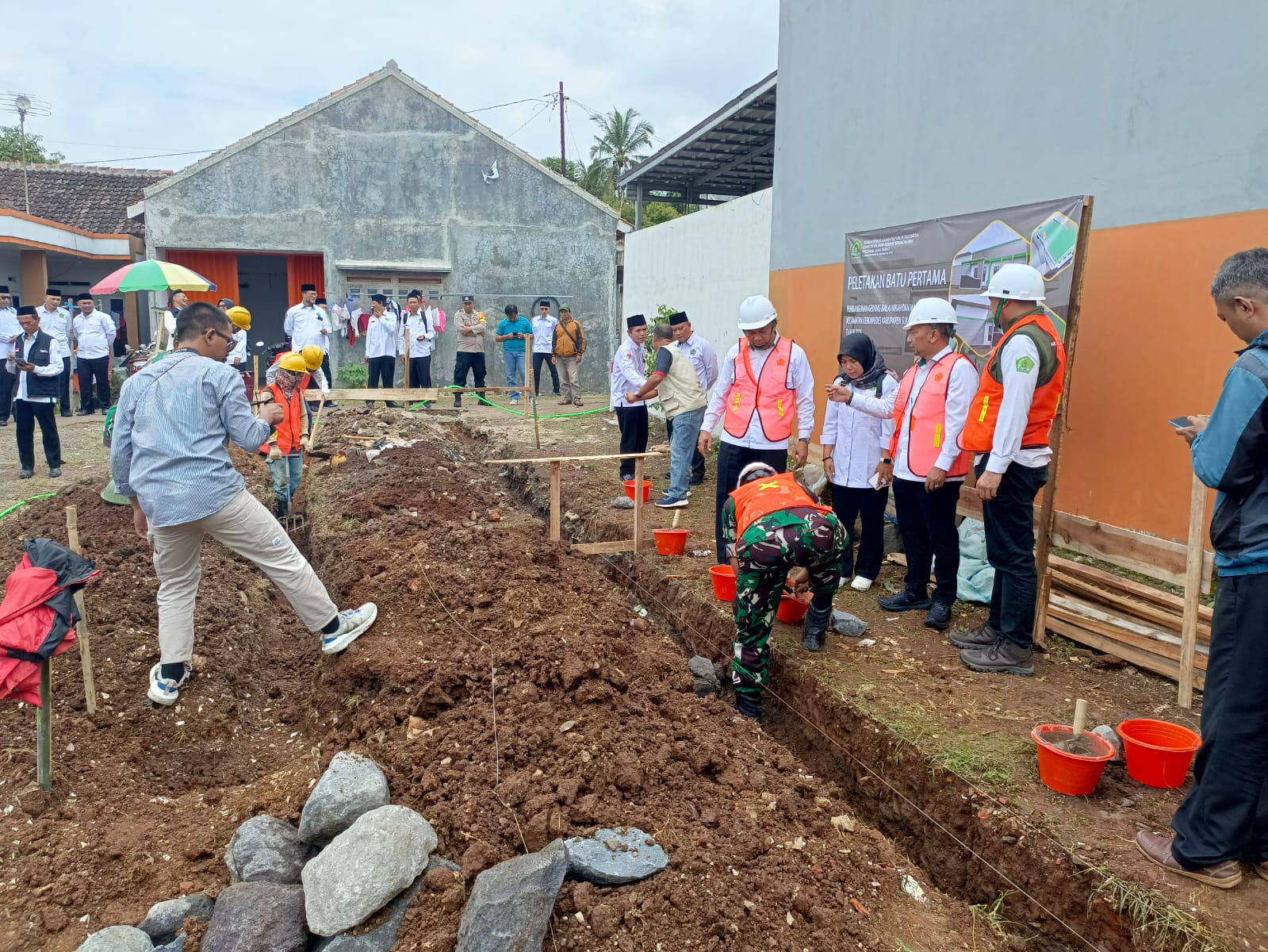 DIBANGUN : Direktur Bina KUA Kemenag RI, Cecep Khairul Anwar, bersama Kepala KUA Kebonpedes, U Fatah Yasin dan jajaranya, saat hendak peletakan batu pertama pembangunan Balai Nikah dan Manasik Haji KUA Kebonpedes.