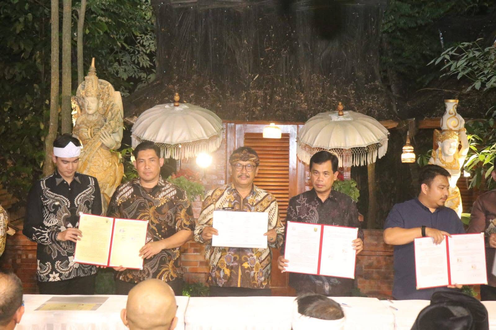 KOMPAK : Bupati Sukabumi, Asep Japar, menghadiri peluncuran aplikasi Jaga Desa bersama KDM di kawasan Lemah Haur, Lembur Pakuan, Kabupaten Subang, Selasa malam (29/7).
